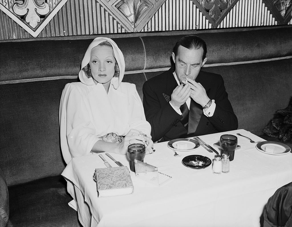 Марлен Дитрих и Эрих Мария Ремарк на недавней премьере фильма «Хуарес». 